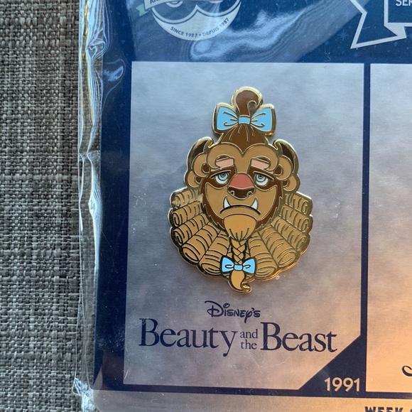 30th Anniversary Disney Store Pin set - Week 2 - Picture 3 of 5
